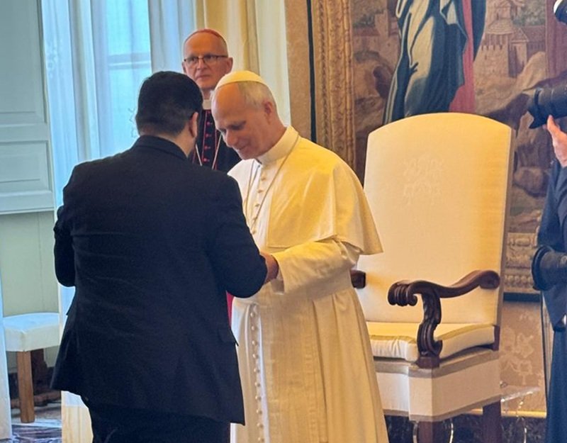 Alejandro Gramajo de la UTEP durante su encuentro con el Papa León XIV en Roma