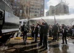 Protestas en Chile contra el ajuste económico de José Antonio Kast durante la visita de Javier Milei a Santiago