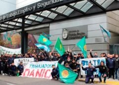 Trabajadores de la ex Flora Dánica ante el anuncio de cierre de la planta de Llavallol