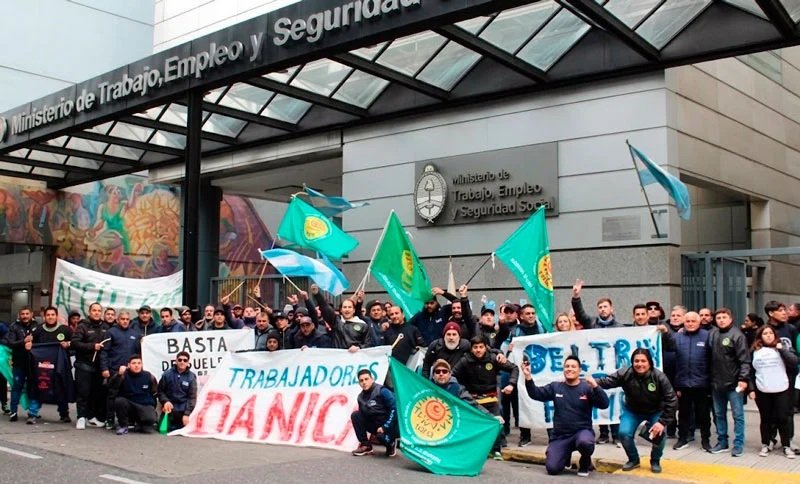Trabajadores de la ex Flora Dánica ante el anuncio de cierre de la planta de Llavallol