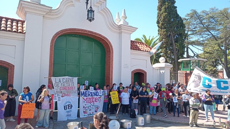 Organizaciones sociales protestan frente a la Quinta de Olivos por los gastos del Gobierno