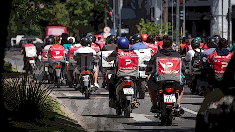 Trabajadores precarizados de Rosario realizan repartos en moto en medio del tránsito urbano.