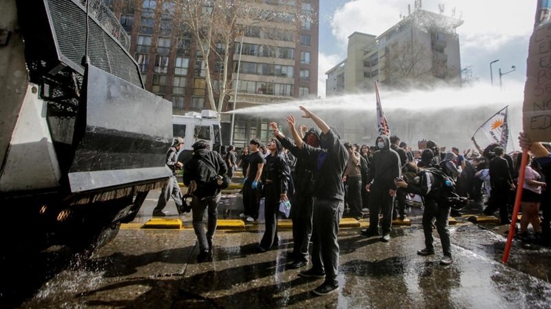 Protestas en Chile contra el ajuste económico de José Antonio Kast durante la visita de Javier Milei a Santiago