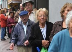 Adultos mayores en Argentina afectados por ingresos insuficientes y dificultades para acceder a medicamentos.