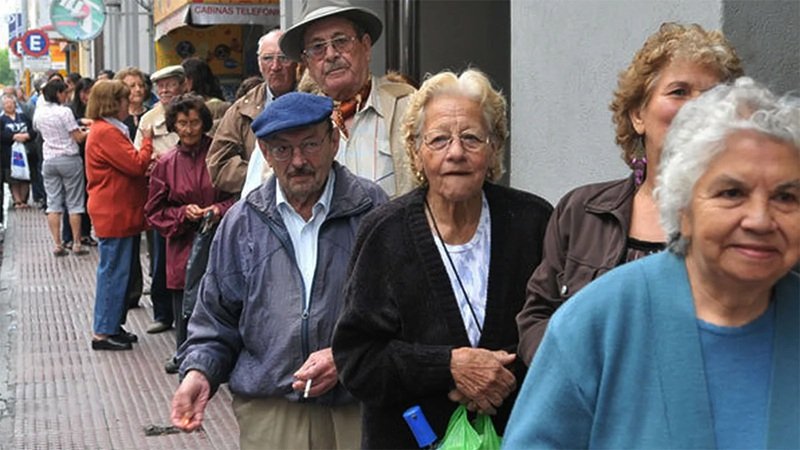Adultos mayores en Argentina afectados por ingresos insuficientes y dificultades para acceder a medicamentos.