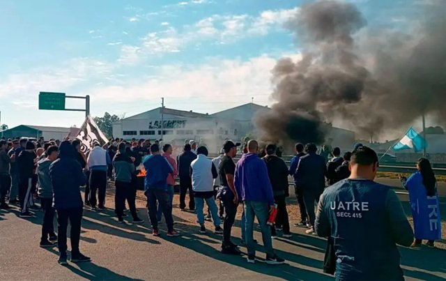 Trabajadores de Granja Tres Arroyos ante la ratificación de 1.250 despidos en plantas bonaerenses.
