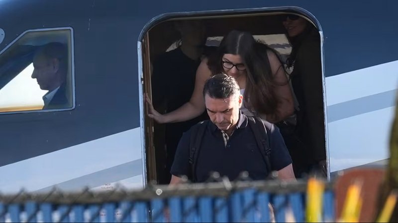 Flávio Bolsonaro, excandidato presidencial brasileño, señalado por su fuga a Estados Unidos a través de Argentina.