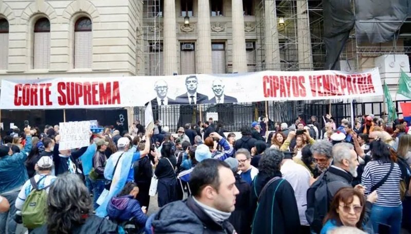 Protesta contra el fallo de la Corte Suprema sobre la Ley de Tierras y el DNU 70/2023