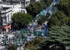 Movilización de estatales bonaerenses de ATE frente a la Legislatura en La Plata para reclamar aumentos salariales y más recursos.