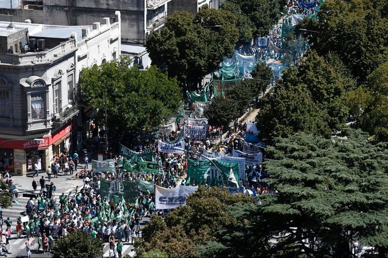 Movilización de estatales bonaerenses de ATE frente a la Legislatura en La Plata para reclamar aumentos salariales y más recursos.