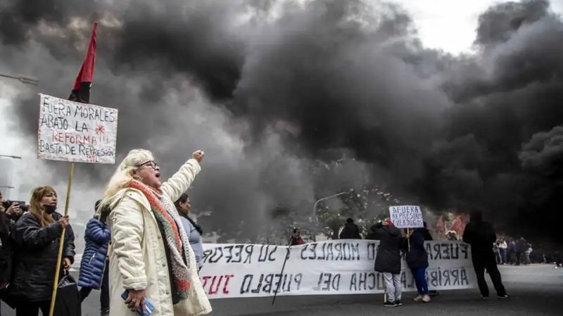 Protestas del Jujeñazo de 2023 contra la reforma constitucional de Jujuy, cuyo juicio a 19 manifestantes fue suspendido.
