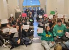 Estudiantes universitarios realizan una sentada pacífica en el Palacio Pizzurno para reclamar el cumplimiento de la Ley de Financiamiento Universitario.