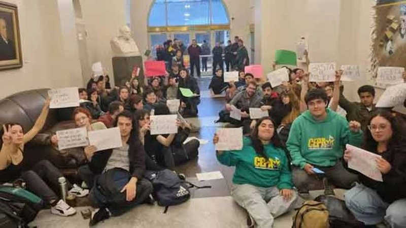 Estudiantes universitarios realizan una sentada pacífica en el Palacio Pizzurno para reclamar el cumplimiento de la Ley de Financiamiento Universitario.