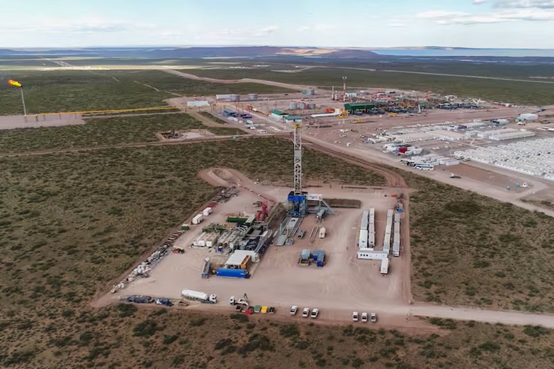 Yacimientos petroleros de Vaca Muerta en Neuquén, donde se analiza la distribución de la renta petrolera entre el Estado y las empresas.