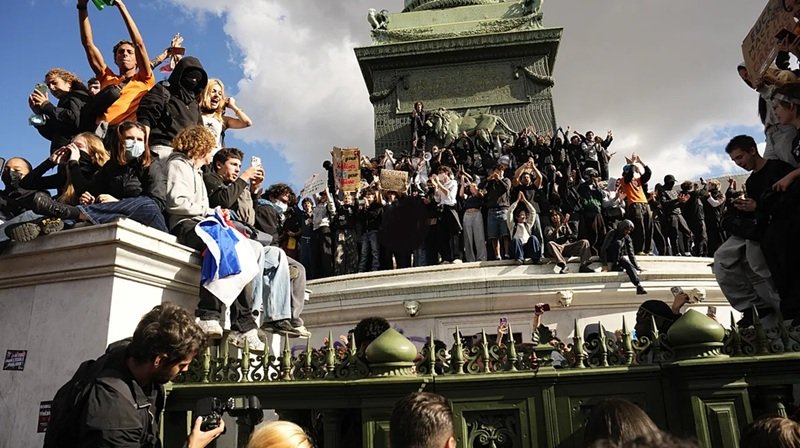 Protestas estudiantiles en Francia con jóvenes movilizados en París para reclamar mejores condiciones educativas y más docentes.