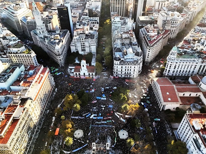 Estudiantes, docentes y trabajadores no docentes marchan en defensa del financiamiento de las universidades públicas.