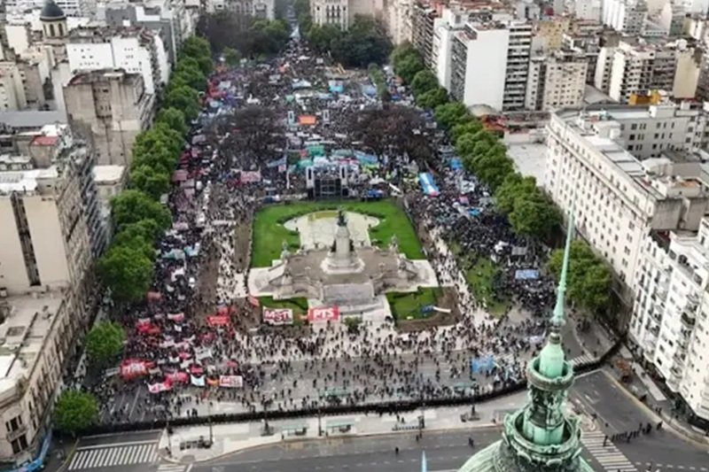 Manifestantes durante la quinta Marcha Federal Universitaria frente al Congreso Nacional, en reclamo de financiamiento para las universidades públicas.