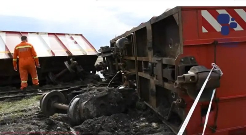 Formación ferroviaria de YCRT descarrilada en Río Turbio, Santa Cruz, durante el transporte de carbón hacia Punta Loyola.
