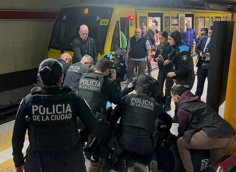 Metrodelegados detenidos durante una protesta en la Línea B del subte porteño, que provocó un paro y el repudio de las centrales sindicales.