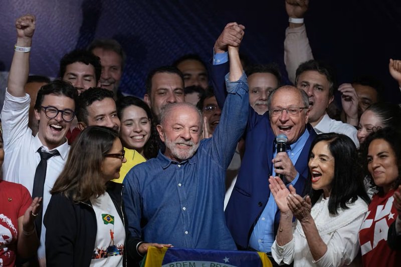 Lula da Silva celebra su reelección presidencial en Brasil tras el balotaje frente a Flávio Bolsonaro.