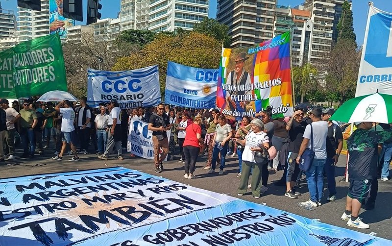 Protesta sindical contra Milei en Rosario durante la ronda de negocios del RIGI, con participación de gremios del transporte y organizaciones sociales.