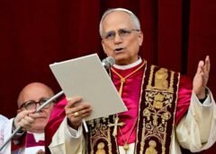 El papa León XIV durante una aparición pública en el Vaticano, antes de su operación pulmonar y su prevista visita a la Argentina.