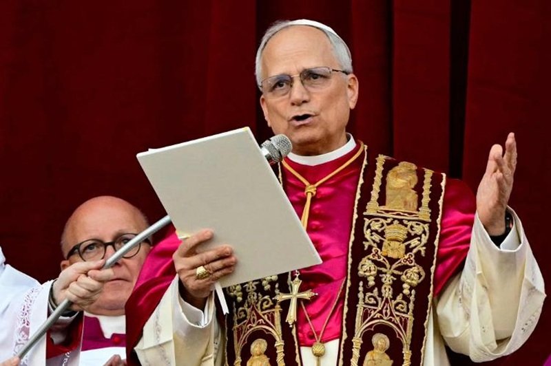 El papa León XIV durante una aparición pública en el Vaticano, antes de su operación pulmonar y su prevista visita a la Argentina.