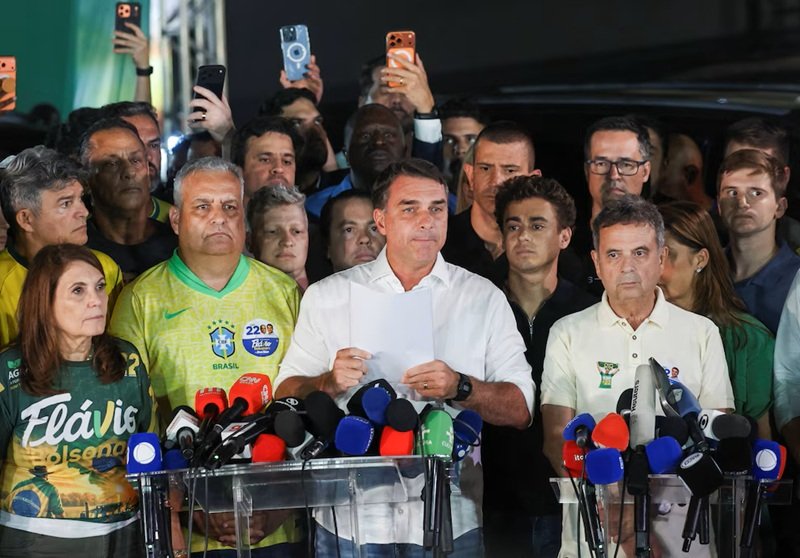 Flávio Bolsonaro viajó a Estados Unidos tras su derrota electoral frente a Lula da Silva en Brasil.