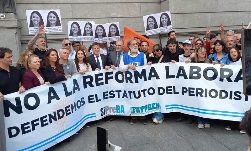 Movilización de FATPREN y sindicatos de prensa frente al Congreso Nacional en defensa del Estatuto del Periodista.